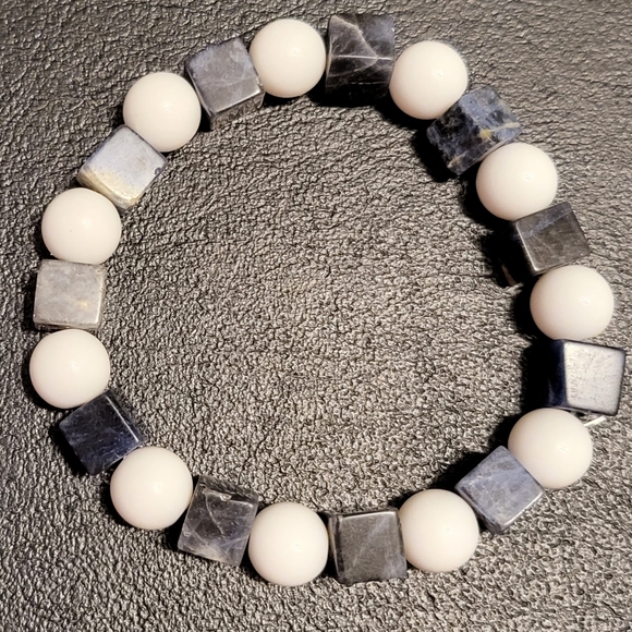 Lapis Lazuli and White Bead Bracelet - Picture 4 of 5